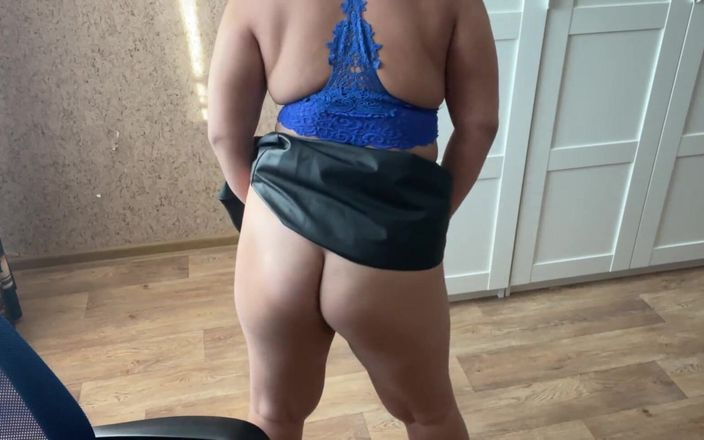 Lux Eva: Tante seksi dengan rok mini lagi asik masturbasi memeknya sampai...