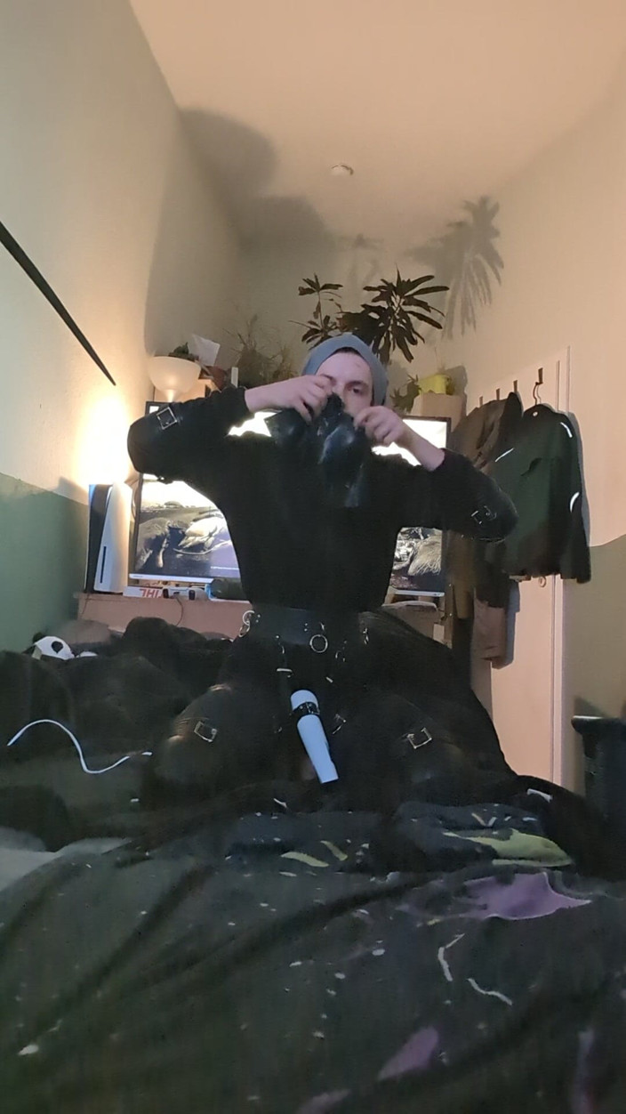 AJ_the_catgirl: Petsuit Wiht Hood Weile Vibed Selfbondage