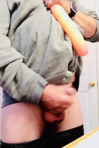 Kinky horny gay bois: 그의 작은 땅콩을 큰 뚱뚱한 보짓물 딜도와 비교