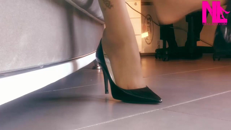 Nyllady: パテントのパンプスと黄色のタイトなドレスでぶら下がり、靴遊びをしている