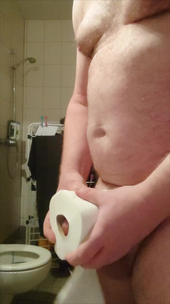 Carmen_Nylonjunge: Rolka papieru toaletowego i mały penis