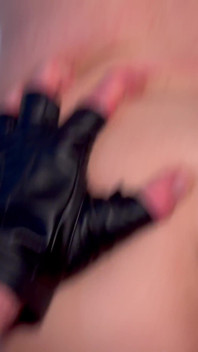 Jeune mec excité et femme blonde à gros nichons