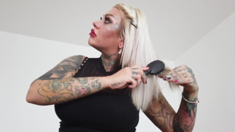 Fetish videos by Alex: Tatuada rubia milf peina su pelo