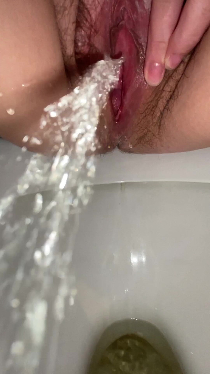 Ms Pee Piss: Čůrací deník: zblízka chcaní na záchodě