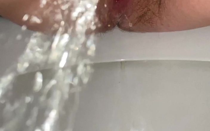 Ms Pee Piss: Buku harian kencing: close up kencing di toilet