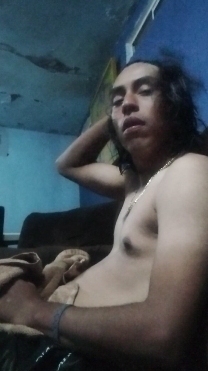 AlexAlejandro13: ฉันออกมาจากห้องอาบน้ําเพื่อให้คุณเห็นฉันเปลือยกาย