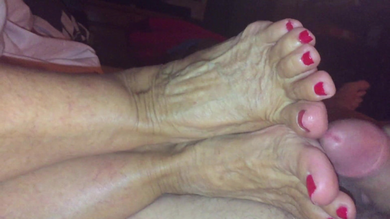 Aunt Ann: Tatie Ann adore faire un footjob le matin