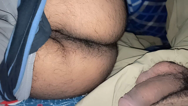 Desi__Panda: Hintli eşcinsel ev arkadaşı tarafından hafta ortasında sikişiyor