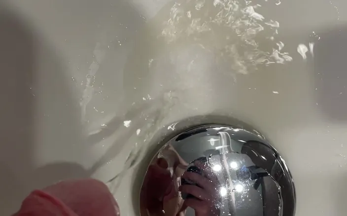 Andrewlvrx: Pee Hot Shower