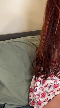 섹시한 여름 드레스와 레이스 팬티를 입은 놀랍도록 아름다운 핫한 오리지널 빨간 머리 마누라