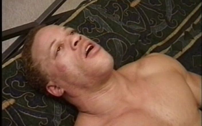 Gay 90's Vintage Porn: Fior de intimitate cu un tip brut 2