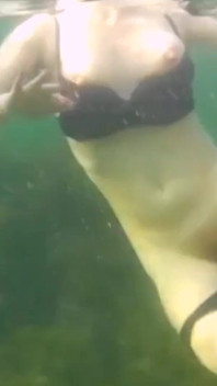 Berenang dan berkelip di laut