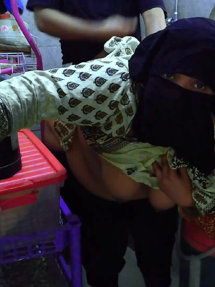 Aria Mia: Indická desi bbw hospodyňka šuká v kuchyni a soused přijde a šuká...