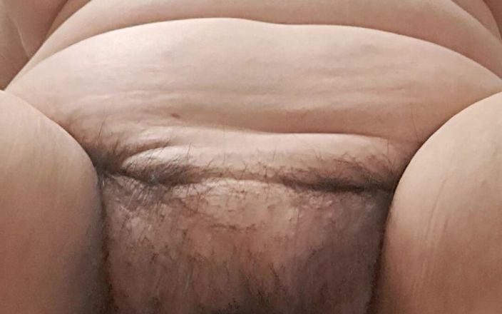 Mommy big hairy pussy: Milf laat met bekkenbewegingen zien hoe ze graag neukt