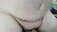 Big Pisser: 300lb Pissmaster ukazuje zadek