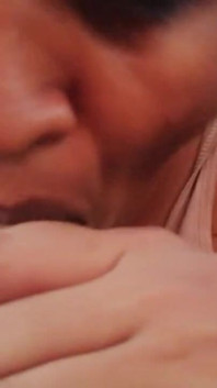 Cette femme desi adore sucer un jeune mec