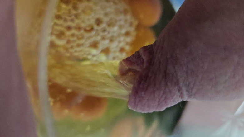 Onwdomu3: Macro long prépuce, pisse