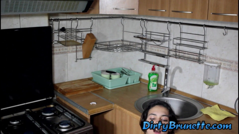 Dirty Brunette: 洗碗,抽烟和自慰