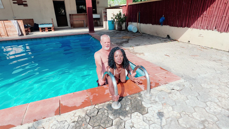 Black Swan: Abia se comportă lângă piscină