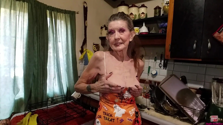 Sexy Sandra N Sir Christopher: İtaatkar nine döl sürtük sakso nine fantezi solo