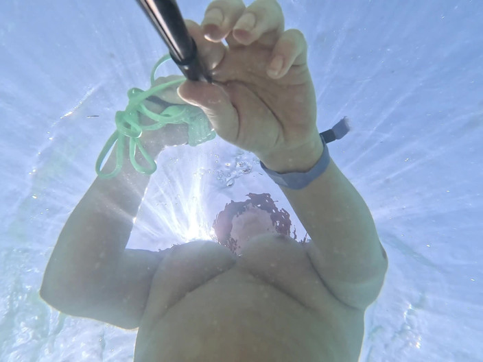 Emma Voyeur: Girl Swimming Naked Underwater No Panties