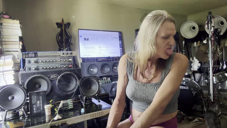 Lizzy Yum: Lizzy yum sd Şubat 2026 post op transeksüel dildoyla mastürbasyon yapıyor seks...