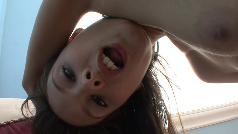 Lonely Horny Teens: Dolce teen si sditalina la sua bella figa bagnata sul...