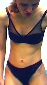 La seducente mora si spoglia e si fa un ditalino alla sua figa gocciolante selvaggiamente