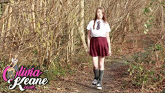 Olivia Keane: La 18enne Olivia Keane piscia nei boschi