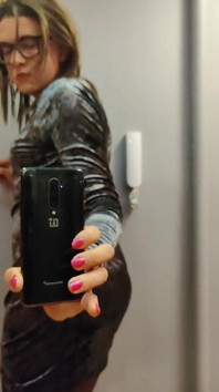 Yeni dairenizde seksi bir kıyafetle dolaşmak