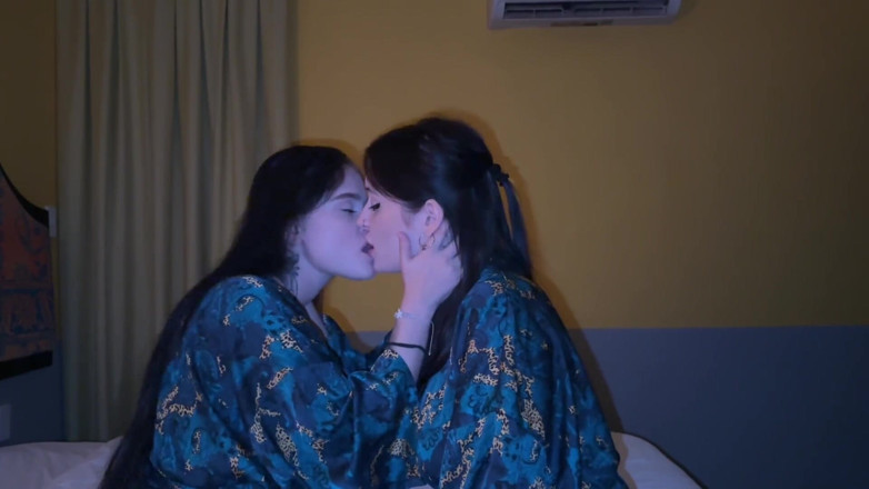LuchCrush: Saya mengongkek adik tiri lesbian saya mentah: sesi jalang