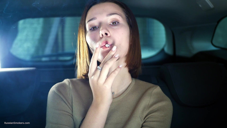 Russian Smokers: Сексуальна російська красуня курить сигарети, натуральна обстановка