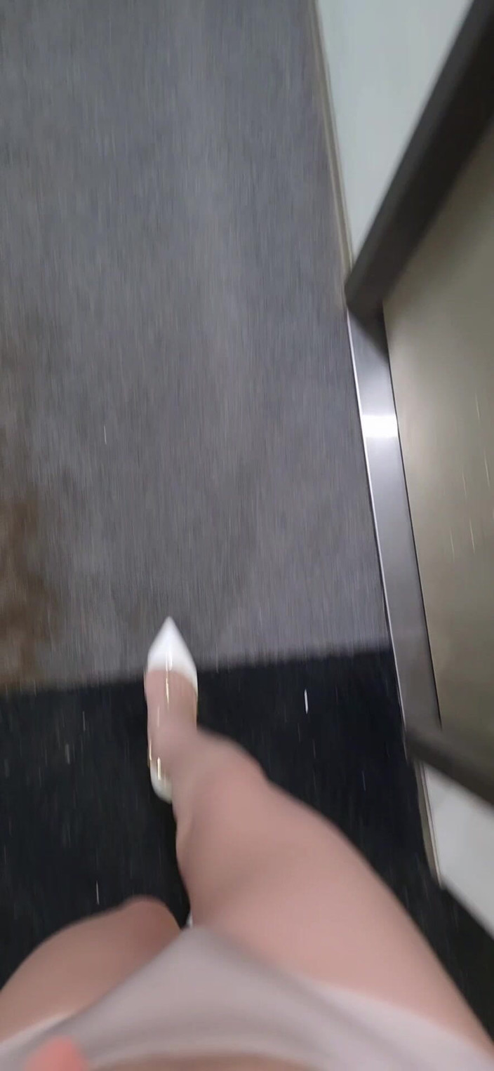 Taiwancdgirl: 只穿着内裤和高跟鞋走出房间