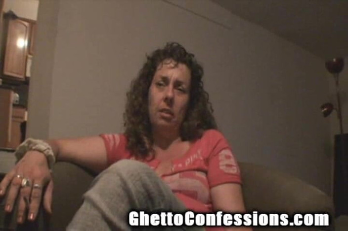 Ghetto Confessions: Böse glückliche hure schmeißt alte männer weg, lutscht schwanz für...
