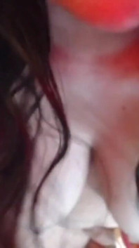 Ragazza sexy mostra le tette e si sditalina la figa.