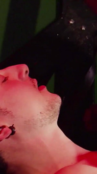 Deze geile homojongen houdt van seks in de leren bdsm-actie
