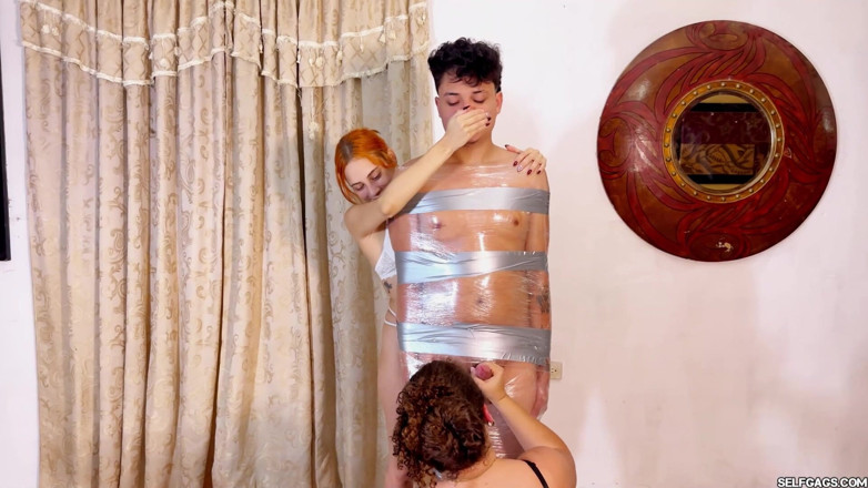 Selfgags femdom bondage: Niewolnik owinięty plastikiem dojony do podwójnego orgazmu przez Bratty Femdom...