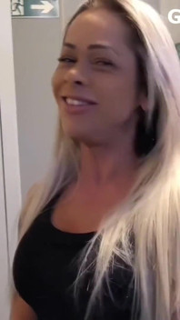J’ai rencontré une blonde magnifique et très sexy dans le garage de l’immeuble, puis elle m’a invité chez elle et on a beaucoup baisé !