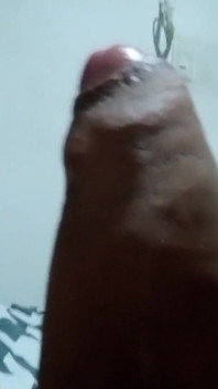 隣人が窓の外を見つめている間にミルクをこぼす