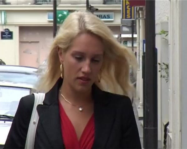 La France a Poil: Dalla strada al letto, questa splendida bionda viene inculata