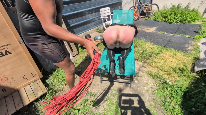 BDSM and co: 庭でのこの成熟した植物の支配セッション