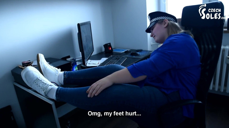 Czech Soles - foot fetish content: De stinkende sokken en voeten van een luie bbw-politievrouw