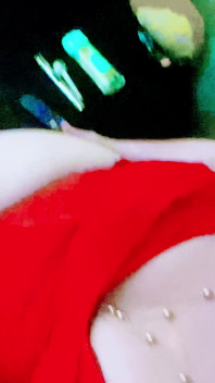 ऊँची एड़ी के जूते पहनी Krissy Sweets सुनहरे बालों वाली