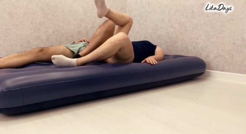LikaDays: 阴户高潮与鸡巴拍摄声音，继母知道如何惊喜