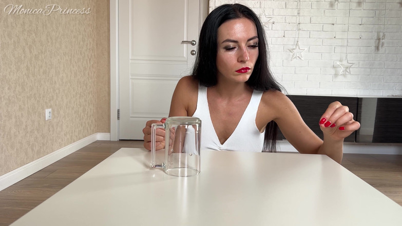 Princess Monica: Une géante exécutrice mange et marche sur des hommes minuscules...