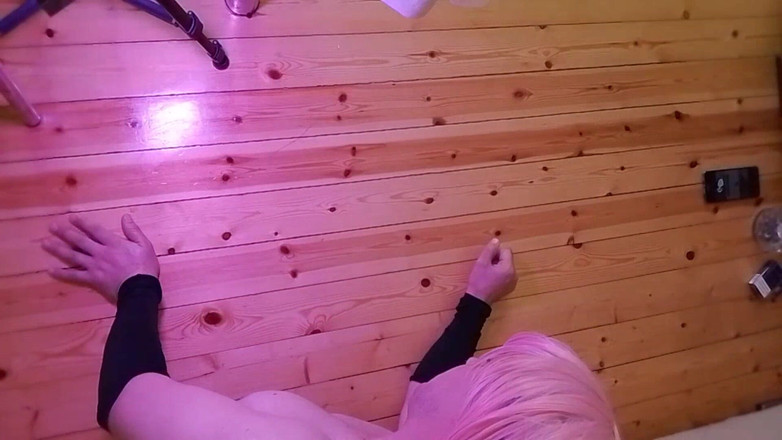 Kitty_Cross: Svůdná Sissy hraje nezbedné hry před kamerou