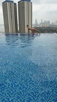 Bikini, ludah pada buah dada, Ahegao, usikan punggung di kolam awam