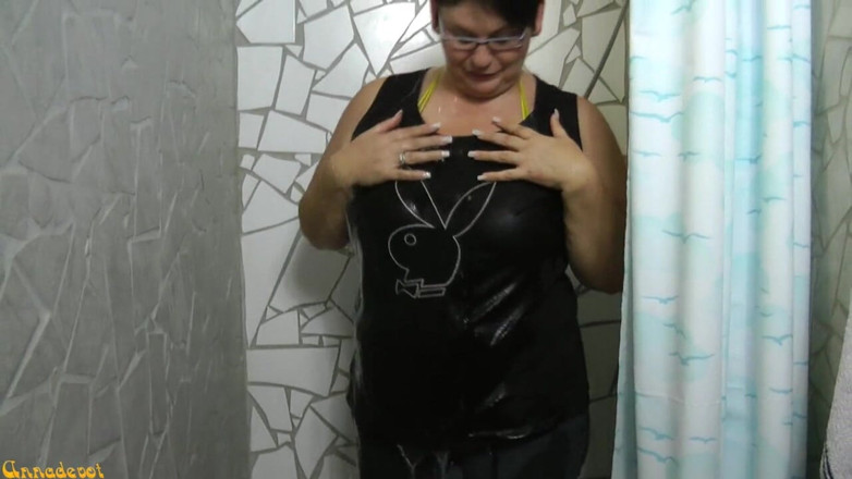 Anna Devot: In bikini and jeans in d shower