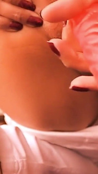 Fosta iubită latino excitată care se joacă cu un vibrator în pizdă cu vedere la persoana 1