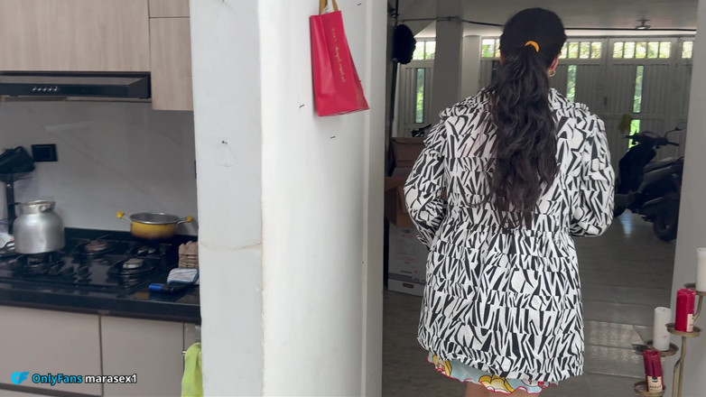 MaRaSexx: 私の継娘は彼氏を放置しているので、私は彼に頼ることにしました